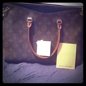 Louis Vuitton Ladies Arm bag.